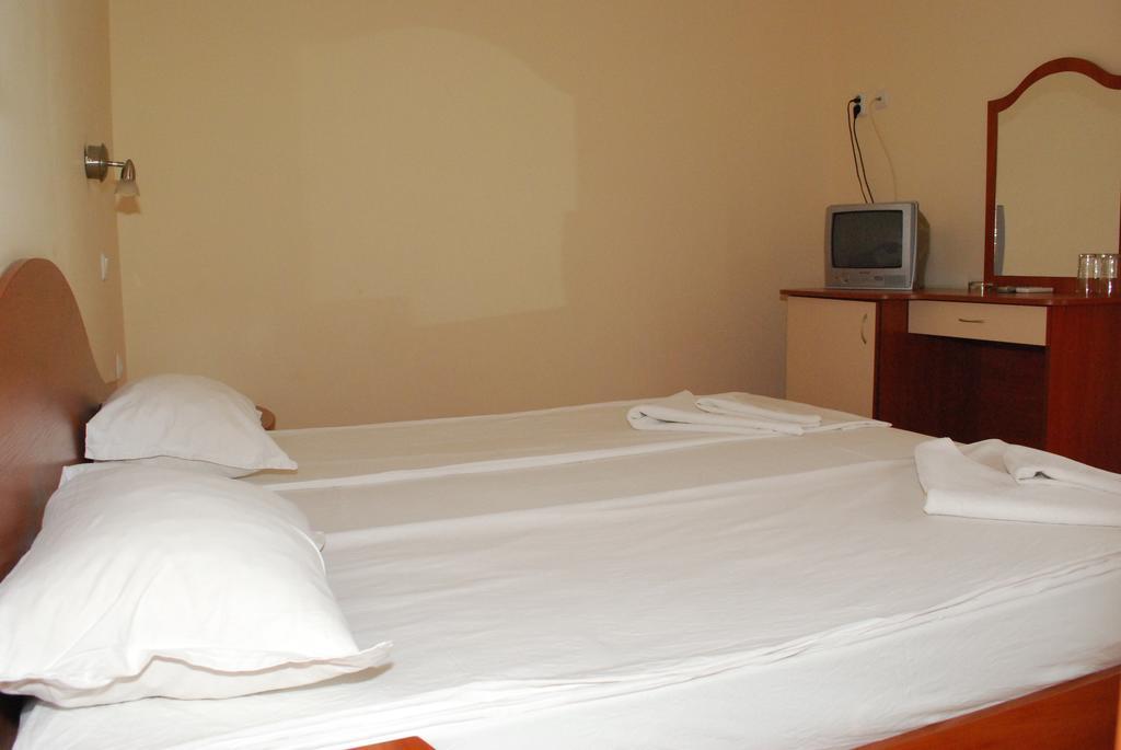 Hotel Harmony Pantai Sunny Bagian luar foto
