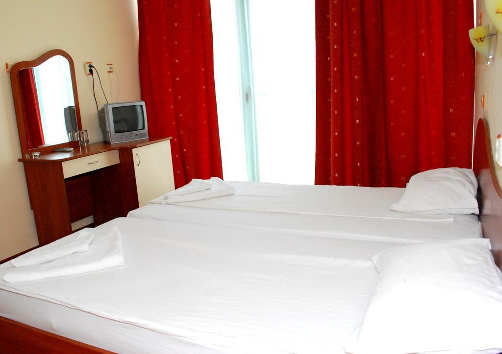 Hotel Harmony Pantai Sunny Bagian luar foto